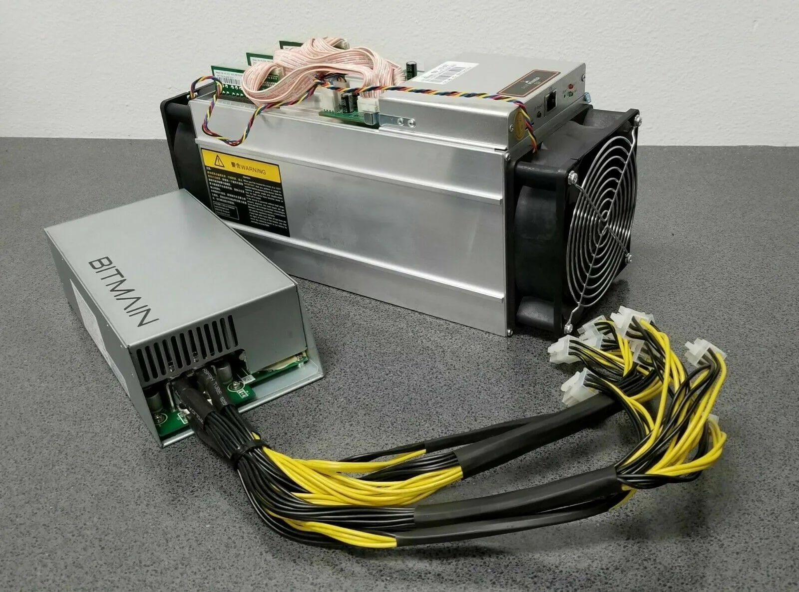 Классический майнер Bitmain Antminer с блоком питания